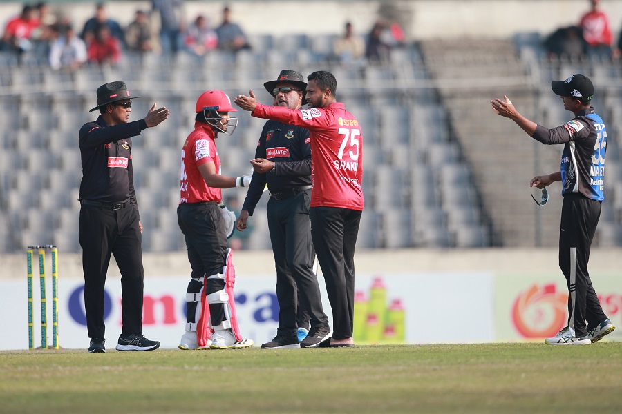 ইনিংস শুরুর আগে এবার মাঠে ঢুকে তর্কে জড়ালেন সাকিব