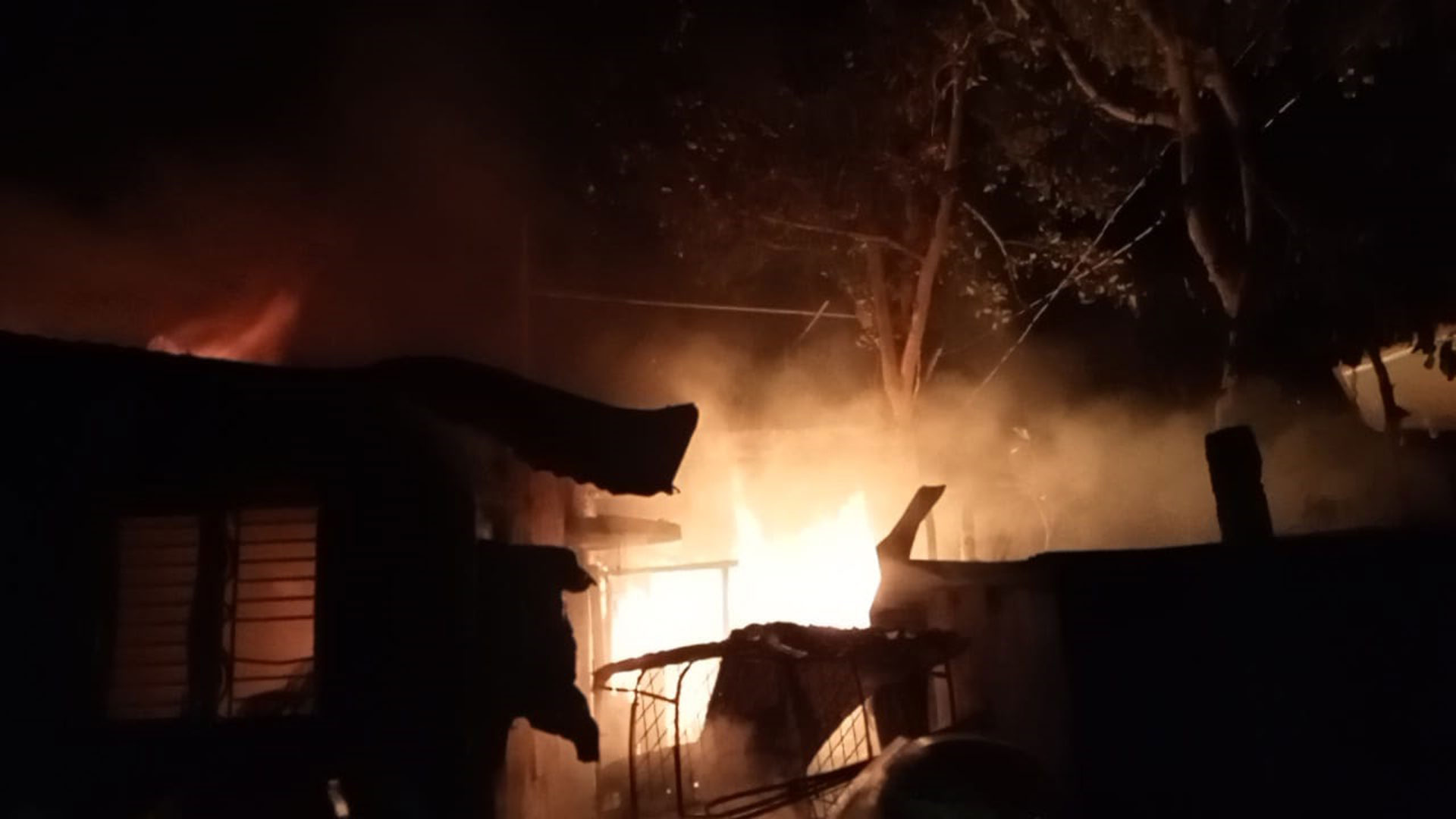 রাঙ্গুনিয়ায় অগ্নিকাণ্ডে একই পরিবারের ৫ জনের মৃত্যু