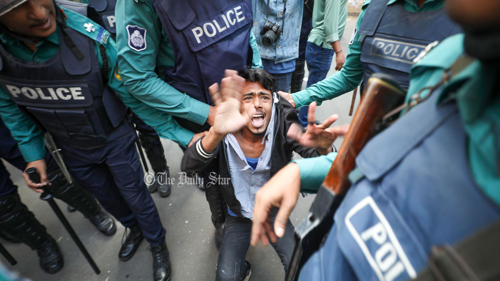 চট্টগ্রামে পুলিশের সঙ্গে বিএনপি নেতাকর্মীদের দফায় দফায় সংঘর্ষ, গুলি