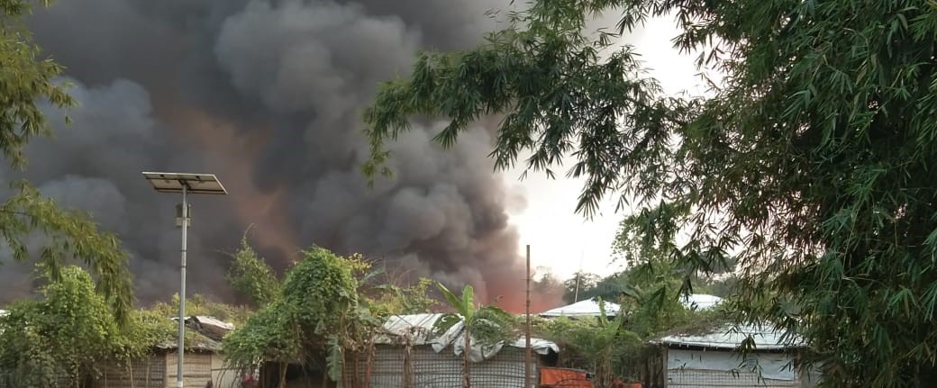 দিনভর গোলাগুলির পর তুমব্রু রোহিঙ্গা ক্যাম্পে আগুন