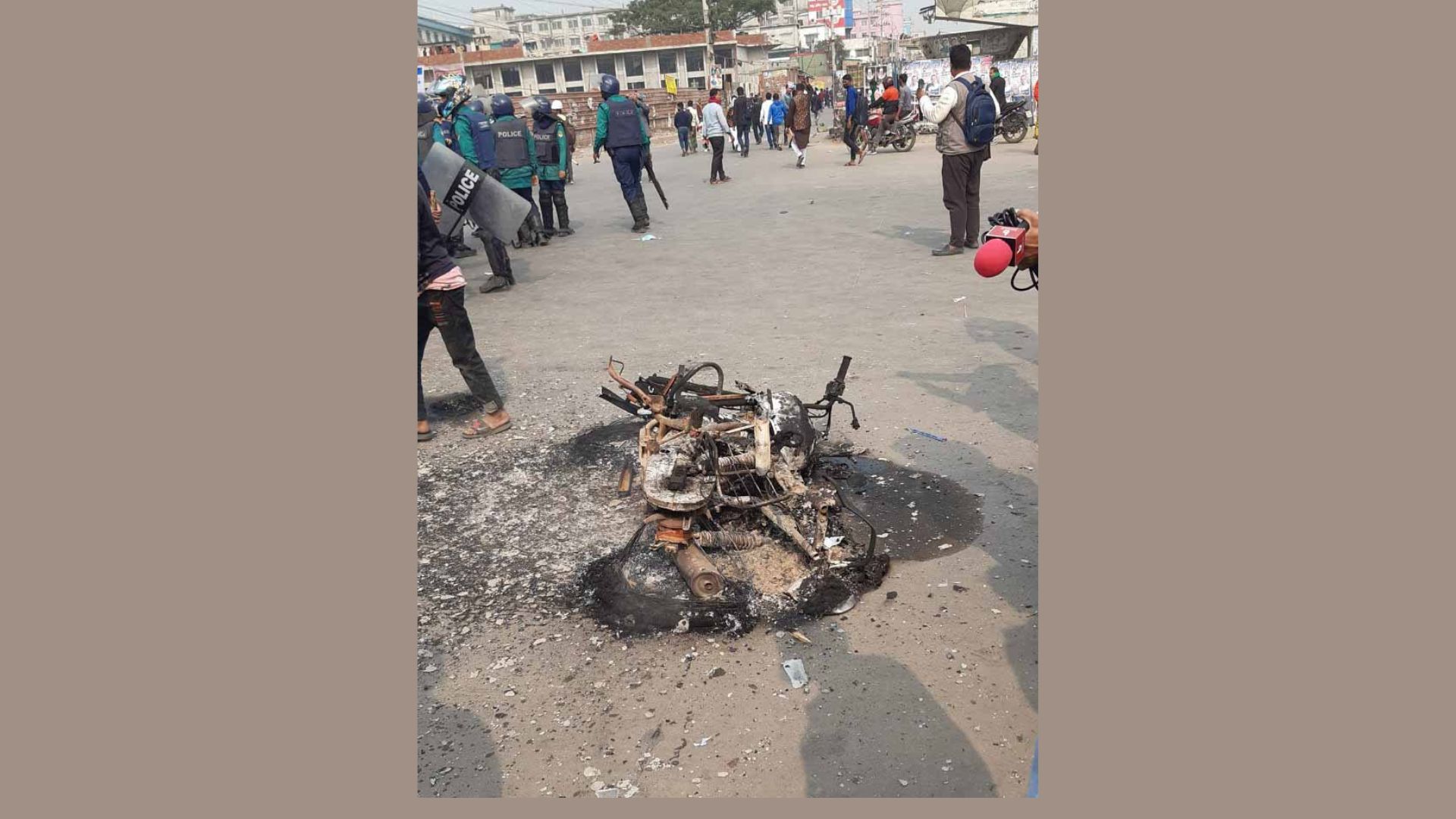 হেফাজতে মৃত্যুর অভিযোগে বিক্ষোভ-ভাঙচুর, পুলিশ বলছে গাড়ি চাপায় নিহত