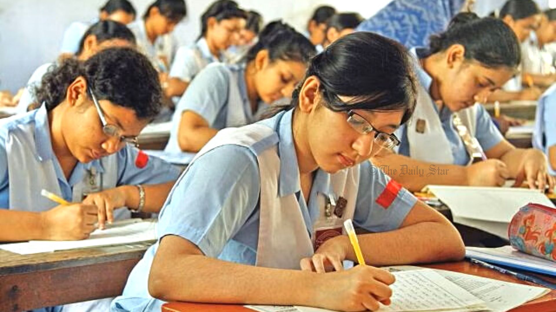 এইচএসসির বাকি পরীক্ষা অর্ধেক প্রশ্নে, পেছাবে ২ সপ্তাহ