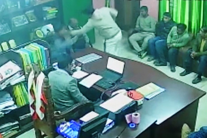 শিক্ষককে তুলে নিয়ে পেটালেন আ. লীগ নেতা