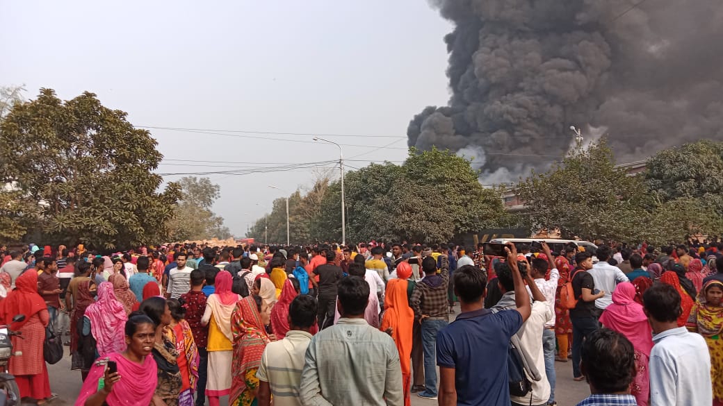 মোংলায় ইপিজেডে ব্যাগের কারখানায় আগুন