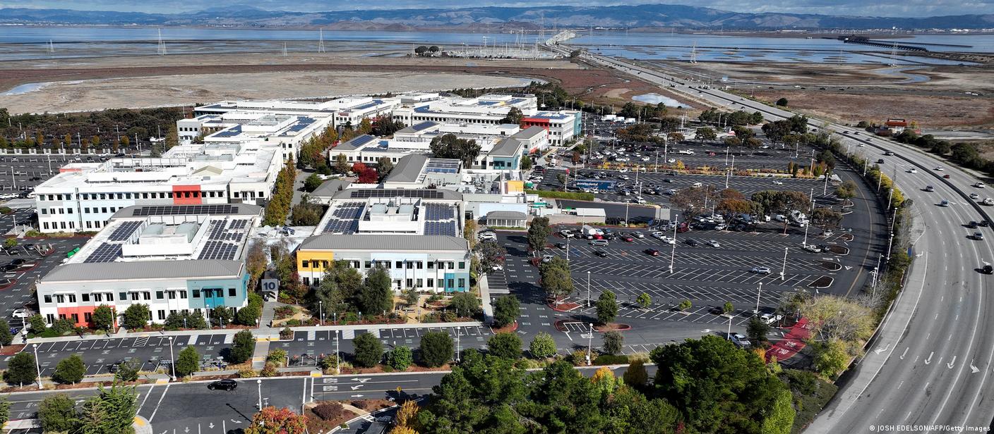 প্রযুক্তি খাতে বিপুল ছাঁটাই কী বার্তা দিচ্ছে?