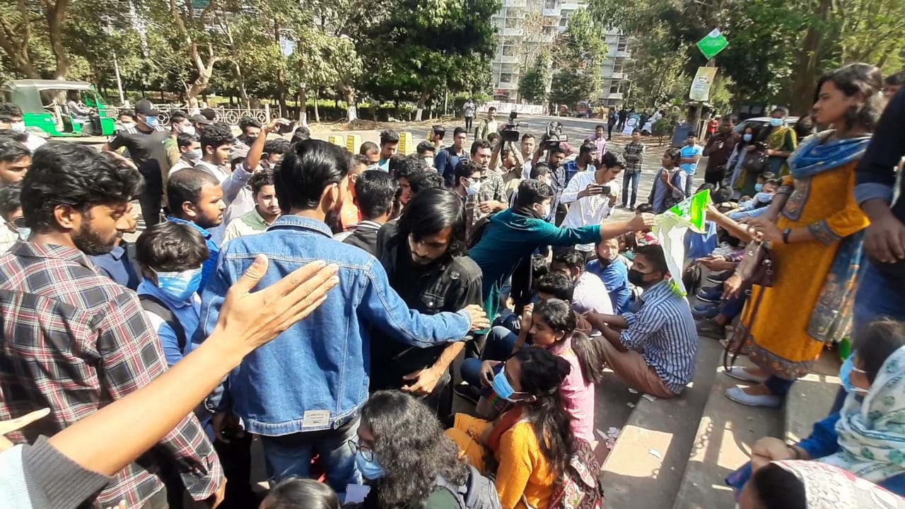 চবিতে আন্দোলনরত চারুকলার শিক্ষার্থীদের ব্যানার-ফেস্টুন কেড়ে নিলো ছাত্রলীগ