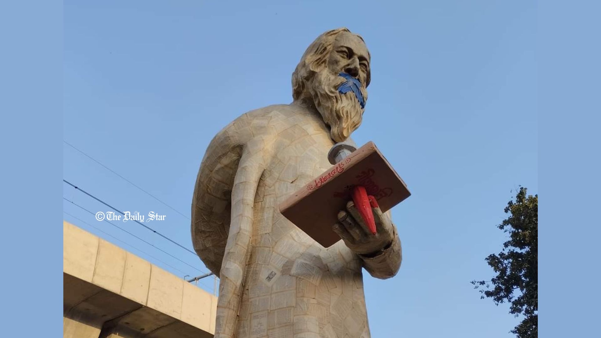 রবীন্দ্রনাথের মুখবাঁধা ভাস্কর্য সরিয়ে ফেলল ঢাবি কর্তৃপক্ষ