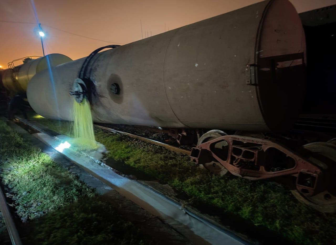 তেলবাহী ট্রেন লাইনচ্যুত, ৪০ হাজার লিটার ডিজেল পড়ল খালে