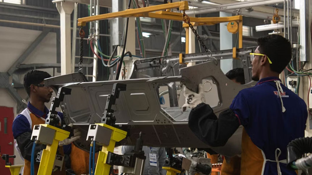 দেশেই যেভাবে অটোরিকশা তৈরি করছে রানার