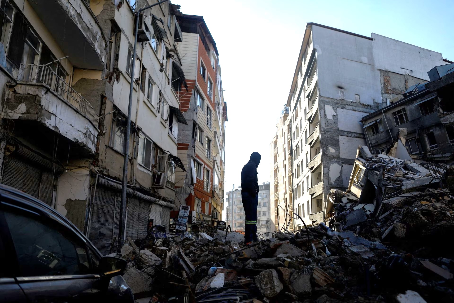 ১১ দিন পর তুরস্কে আরও ২ জন জীবিত উদ্ধার, মৃত্যু ছাড়াল ৪৩ হাজার