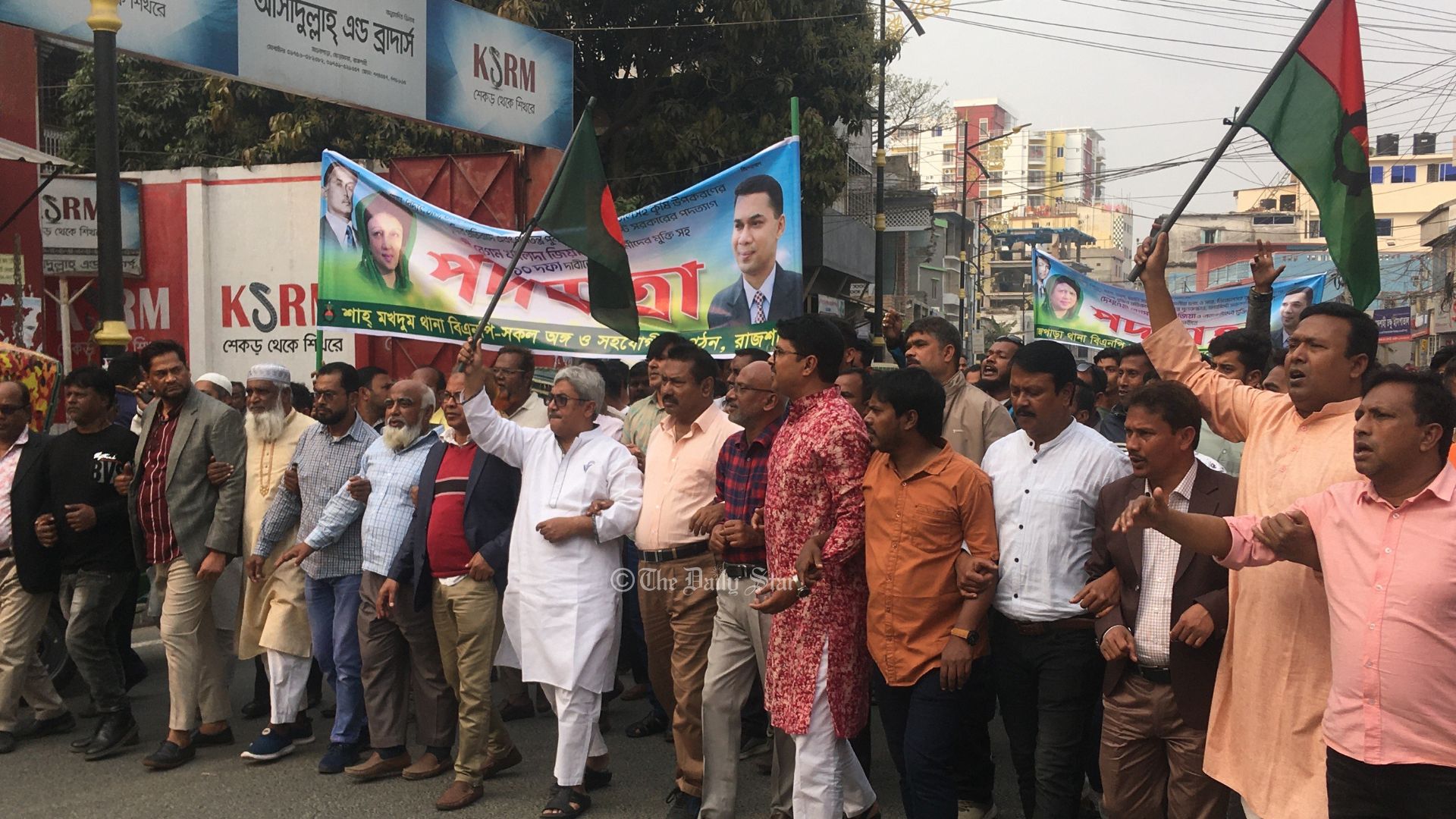 ‘হয় আমরা থাকব, না হয় সরকার থাকবে’