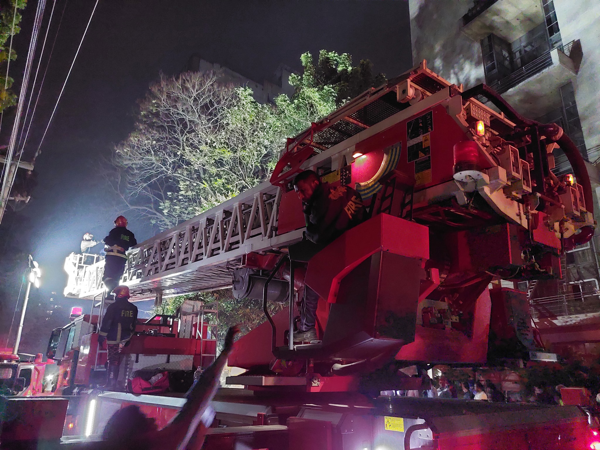 গুলশানে আগুন: ২ মাসের শিশুসহ উদ্ধার ২২