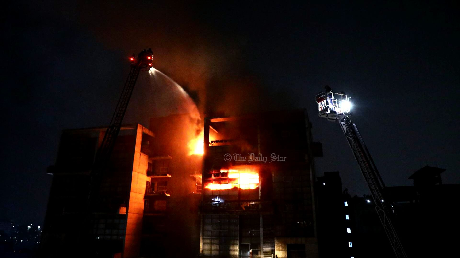 গুলশানে আগুন: একজনের মৃত্যু, লাইফ সাপোর্টে ১ 