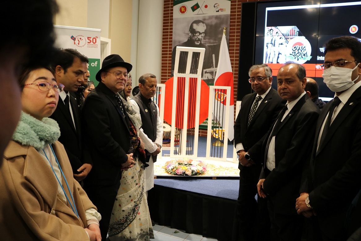 টোকিওতে অস্থায়ী শহীদ মিনারে প্রবাসীদের শ্রদ্ধা