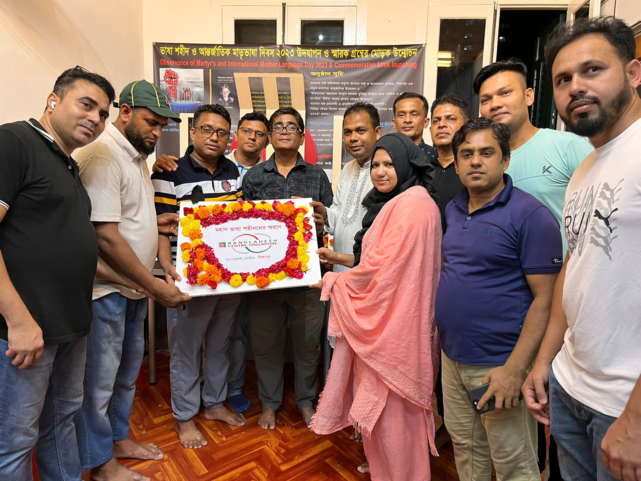 সিঙ্গাপুরে অস্থায়ী শহীদ মিনারে প্রবাসীদের শ্রদ্ধা