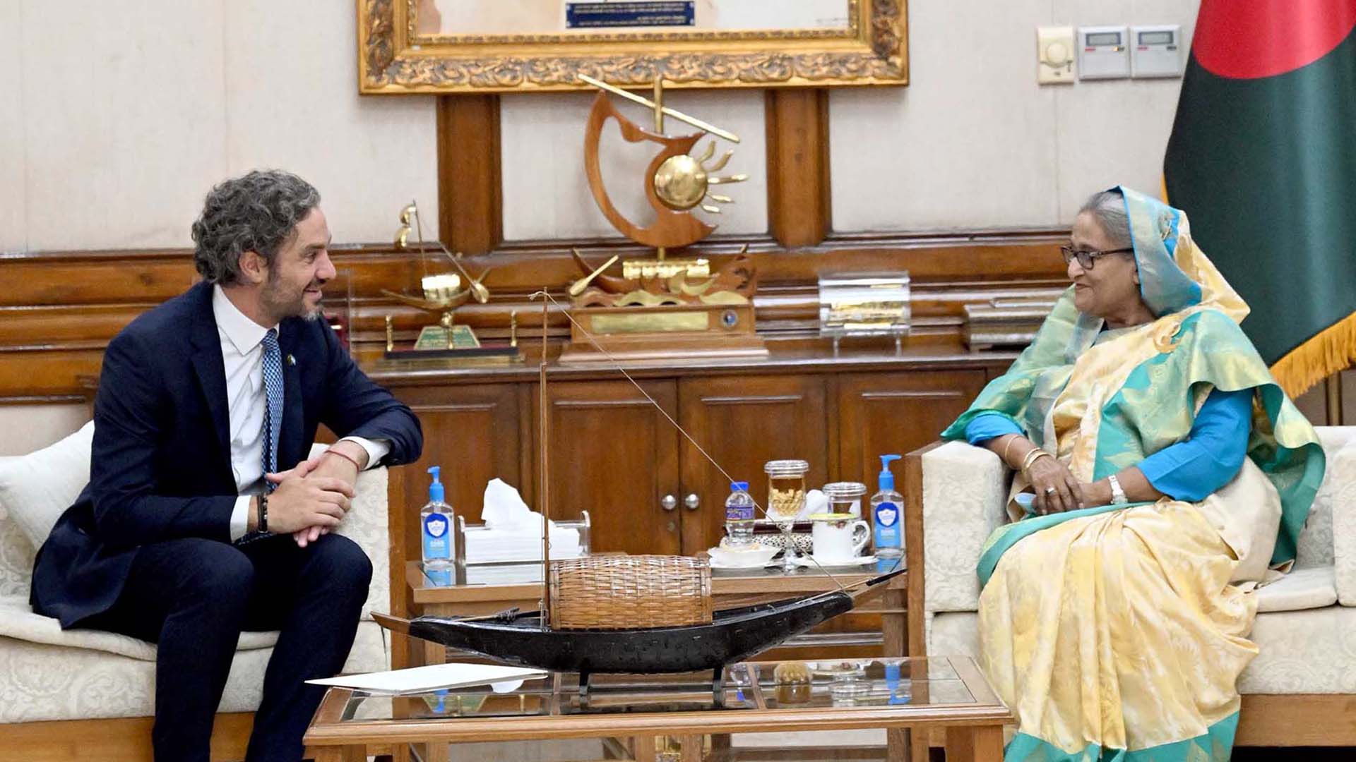 ফুটবলের উন্নয়নে আর্জেন্টিনার সহায়তা চেয়েছেন প্রধানমন্ত্রী