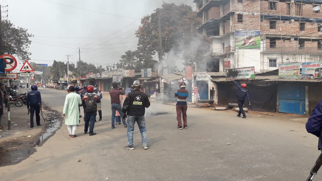 পঞ্চগড়ে পুলিশ-বিক্ষোভকারী সংঘর্ষে আহত ৩০, বাড়িঘরে আগুন