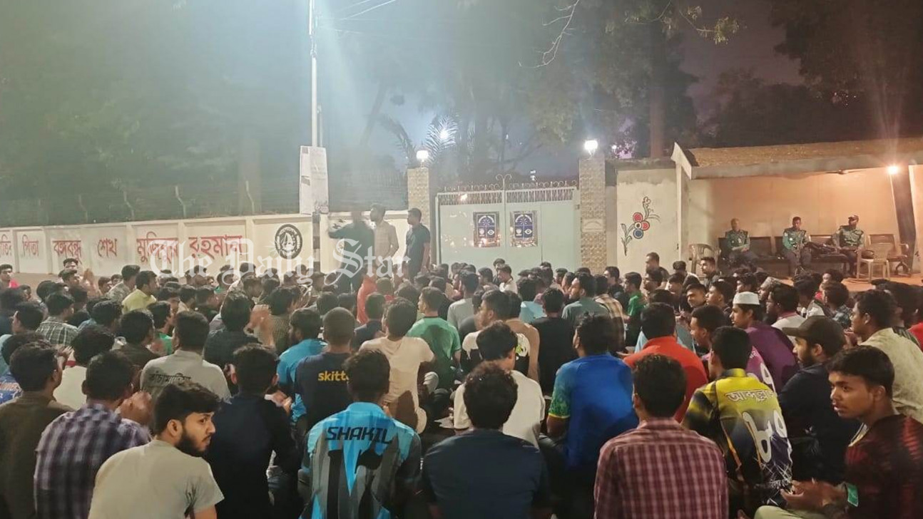 ‘অপমানের’ অভিযোগে আত্মহত্যার চেষ্টা ও ছাত্রলীগের বিক্ষোভ: নেপথ্যে যা জানা গেল