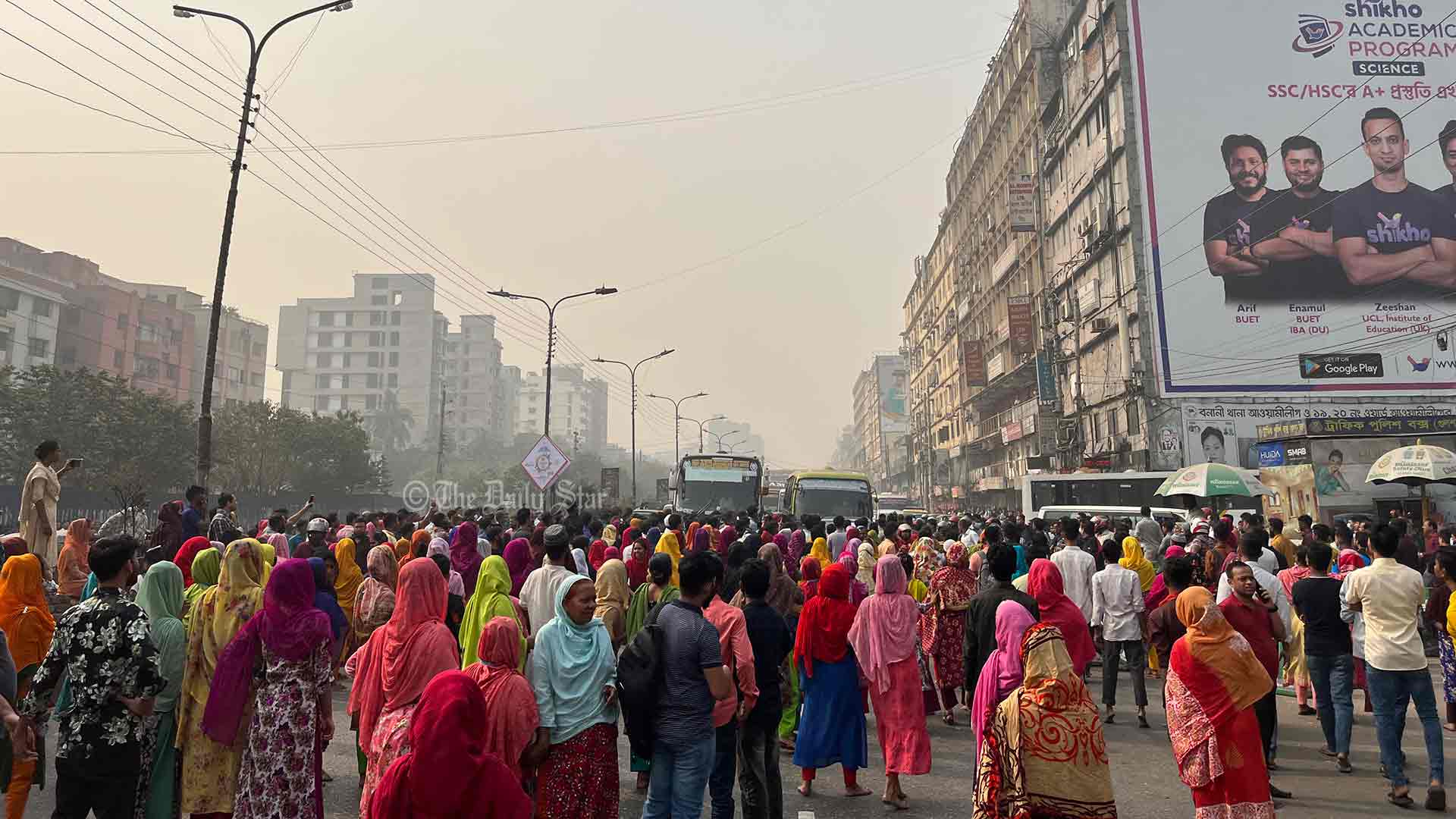 বাসের ধাক্কায় পোশাক শ্রমিক আহত, বনানীতে সড়ক অবরোধ