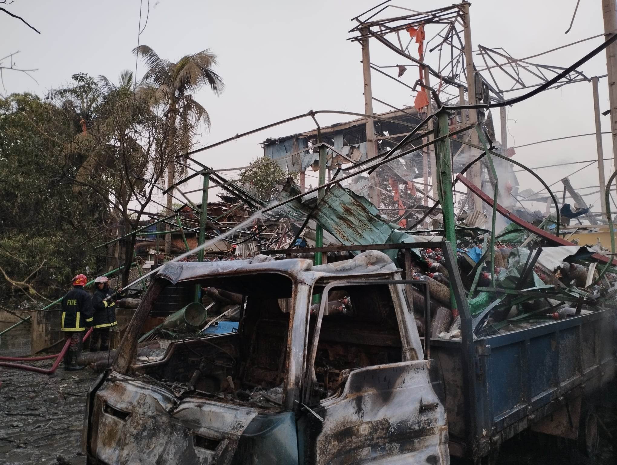 ‘হঠাৎ আকাশ কাঁপানো শব্দে চারপাশ অন্ধকার হয়ে যায়’