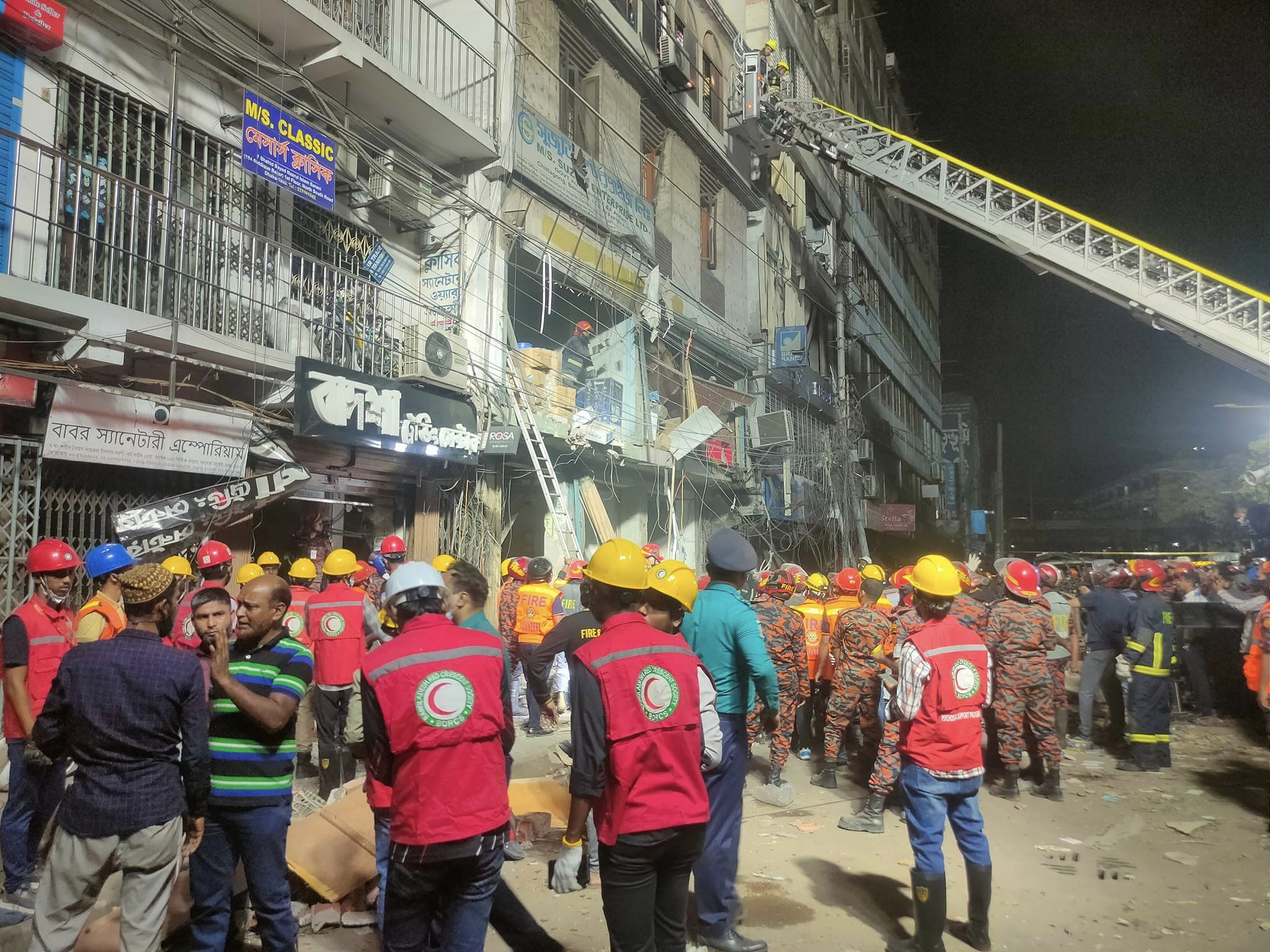 ভবনটি ঝুঁকিপূর্ণ হওয়ায় ভেতরে ঢুকতে পারছি না: ফায়ার সার্ভিসের ডিজি