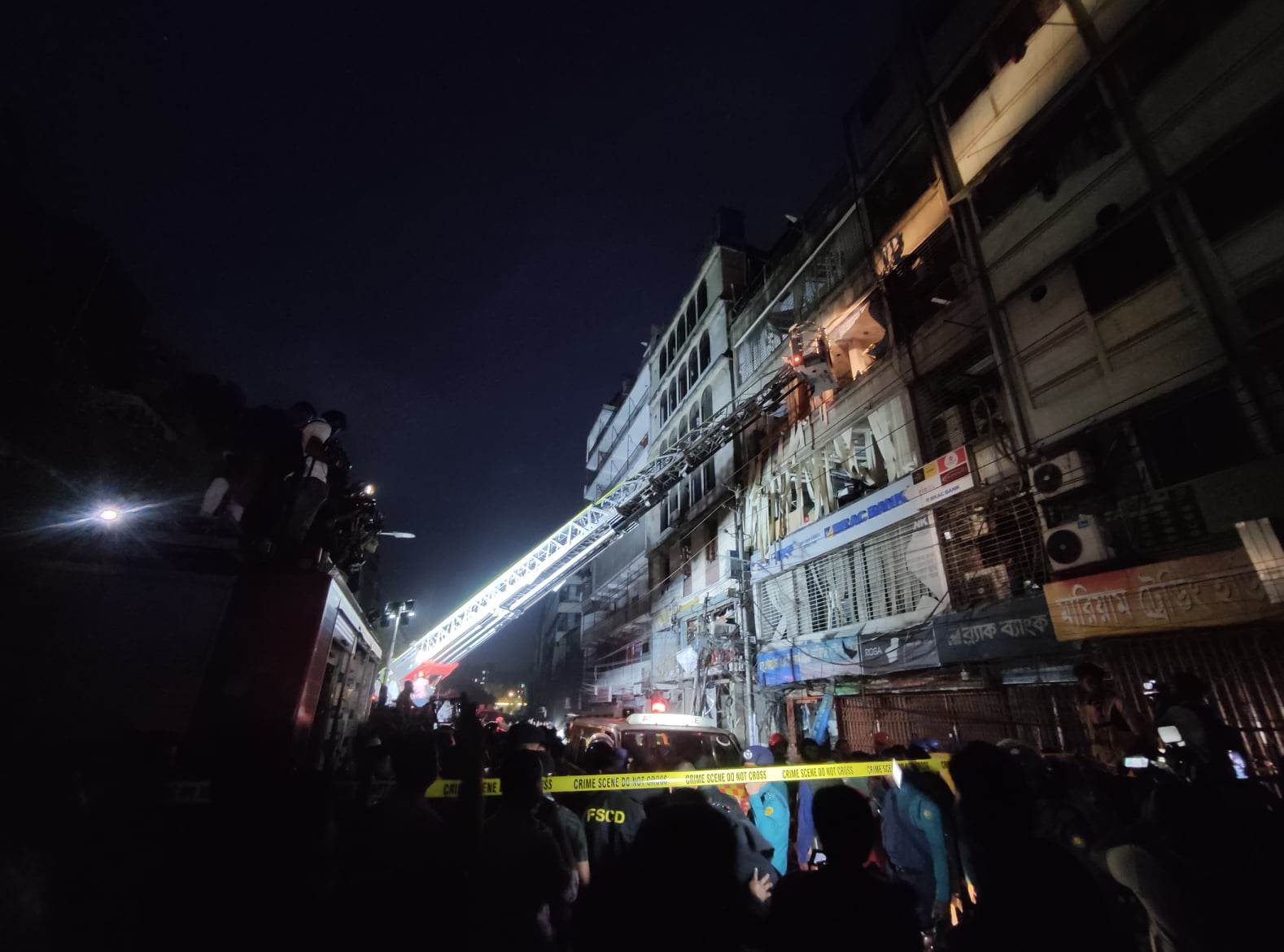 গুলিস্তানে ভবনে বিস্ফোরণে নিহত বেড়ে ১৭, আহত অন্তত ১০০