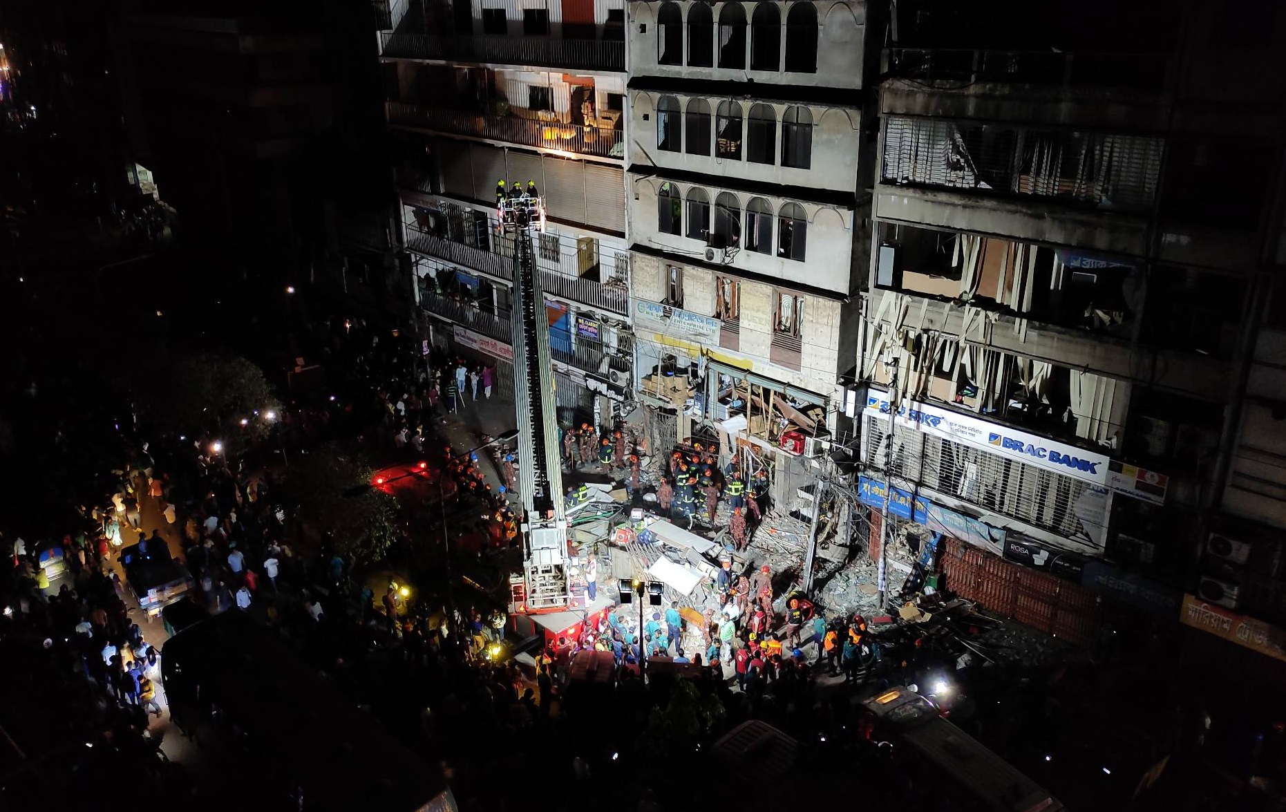 বিস্ফোরণে ভবনের পিলারে ফাটল, উদ্ধার অভিযান স্থগিত