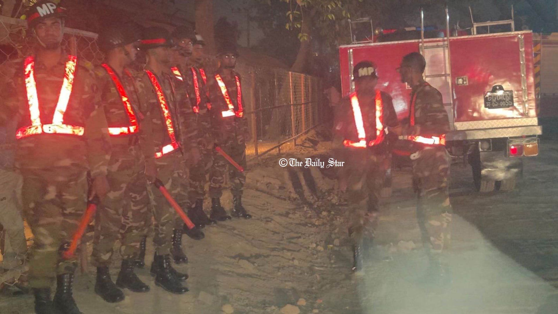 আগুন নেভাতে ঘটনাস্থলে সেনাবাহিনী