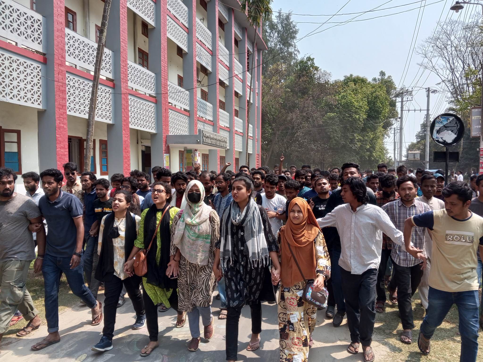 রাবির প্রশাসনিক ভবনে তালা দিয়ে শিক্ষার্থীদের বিক্ষোভ