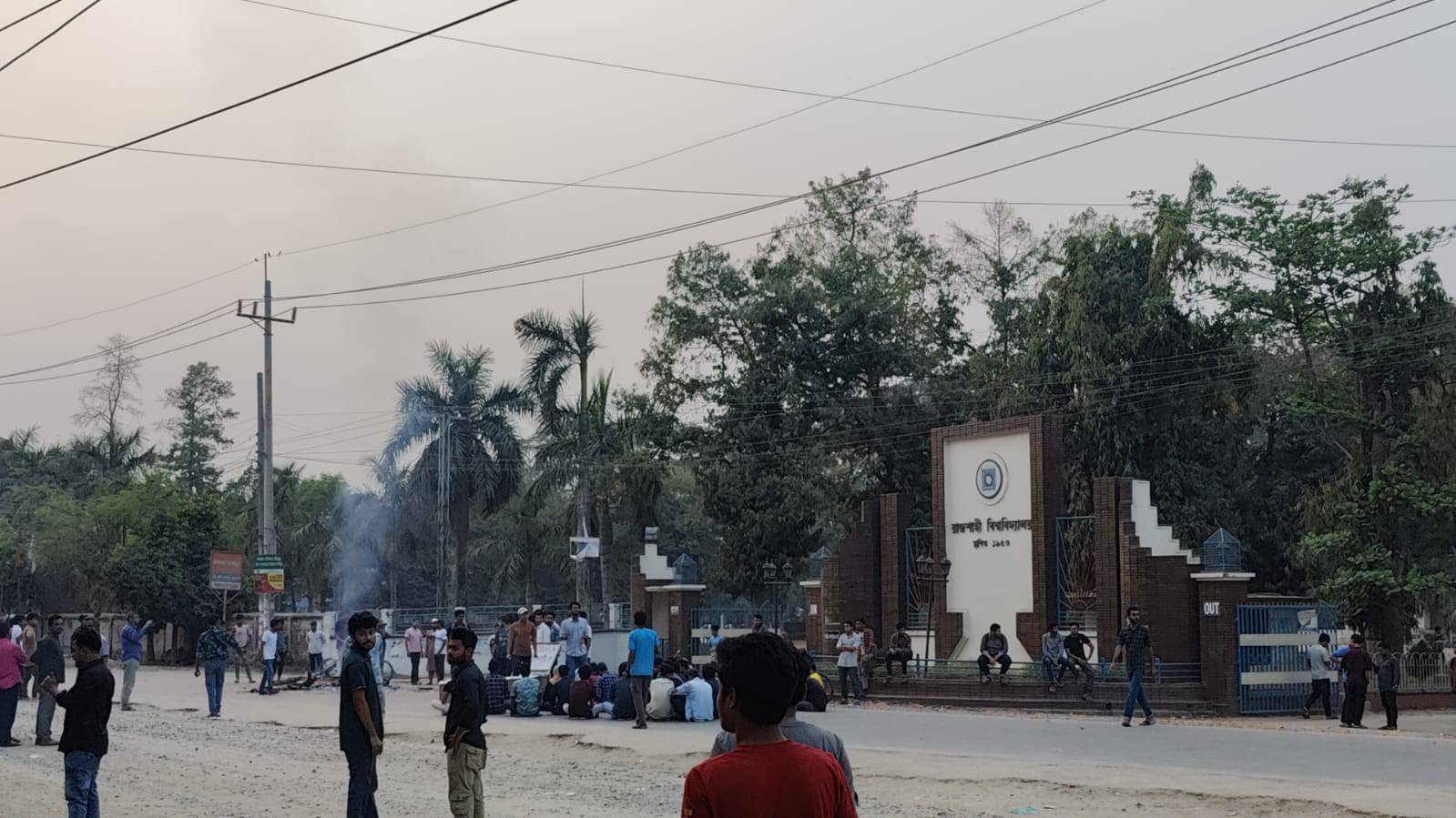 এলাকাবাসী-পুলিশের ভূমিকায় রাবি প্রশাসনের নিন্দা, মামলা