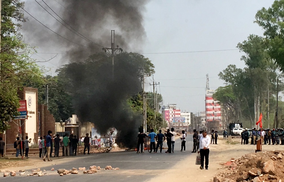 রাবি প্রশাসনের মামলায় গ্রেপ্তার বাস কাউন্টারের কর্মচারী