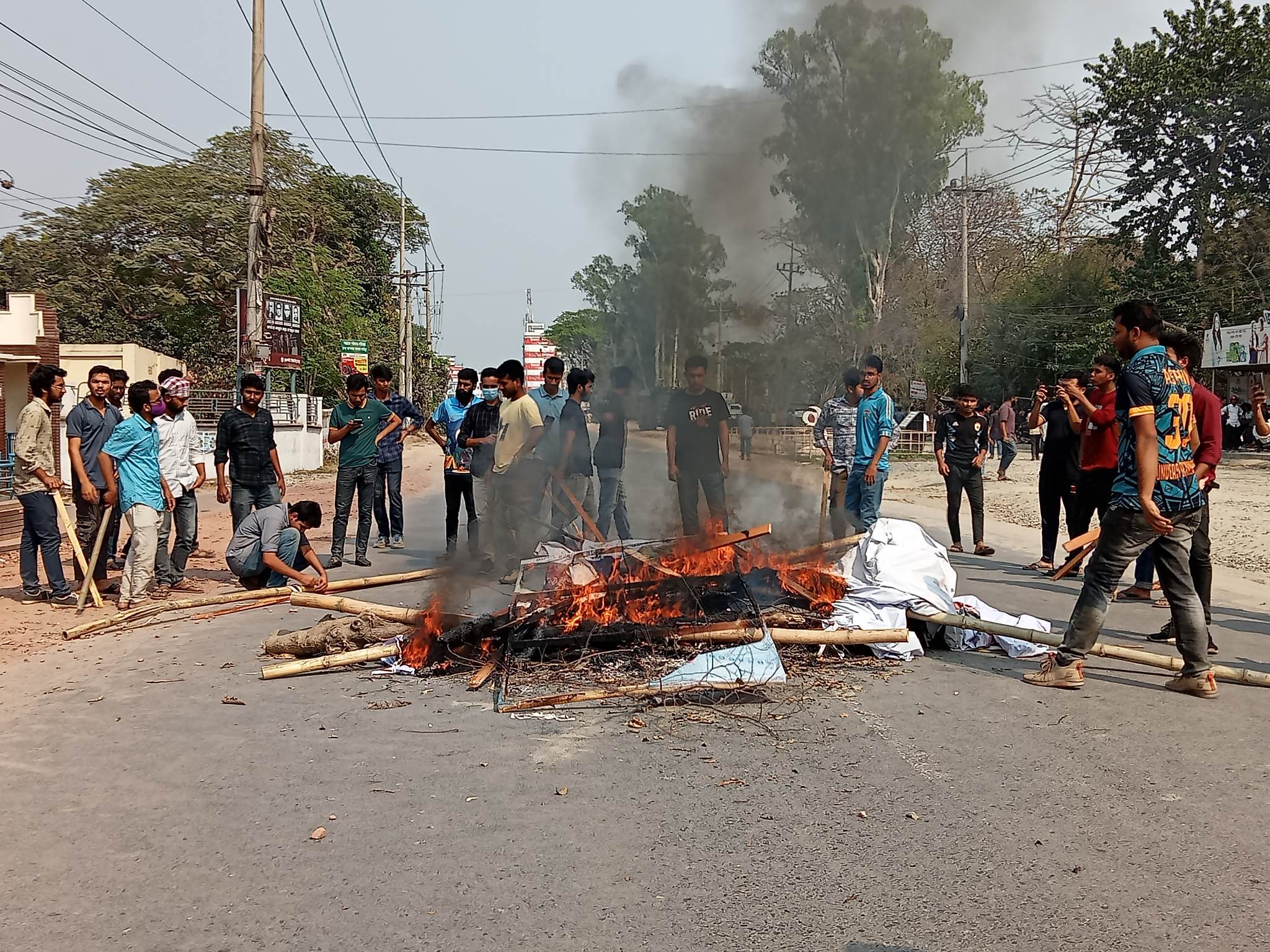 অবরুদ্ধ অবস্থা থেকে মুক্ত রাবি ভিসি, ক্যাম্পাসে থমথমে অবস্থা