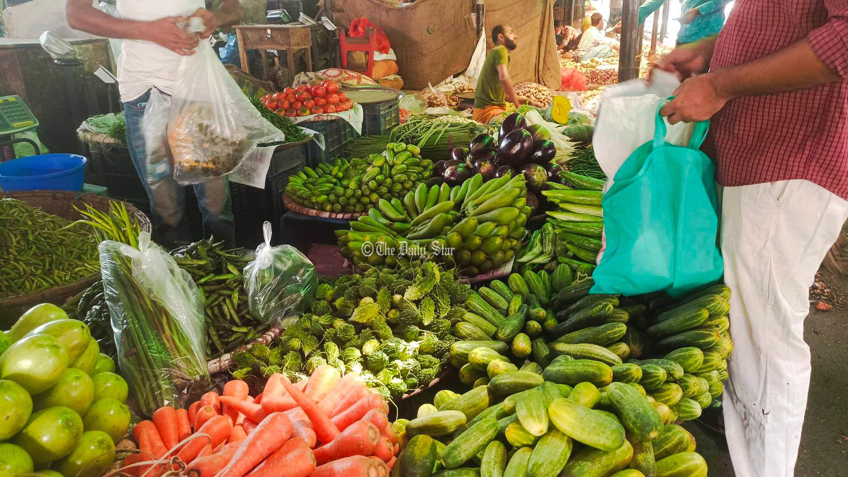 রমজানের আগে আবারো বেড়েছে সবজির দাম, স্বস্তি ছোলাতে