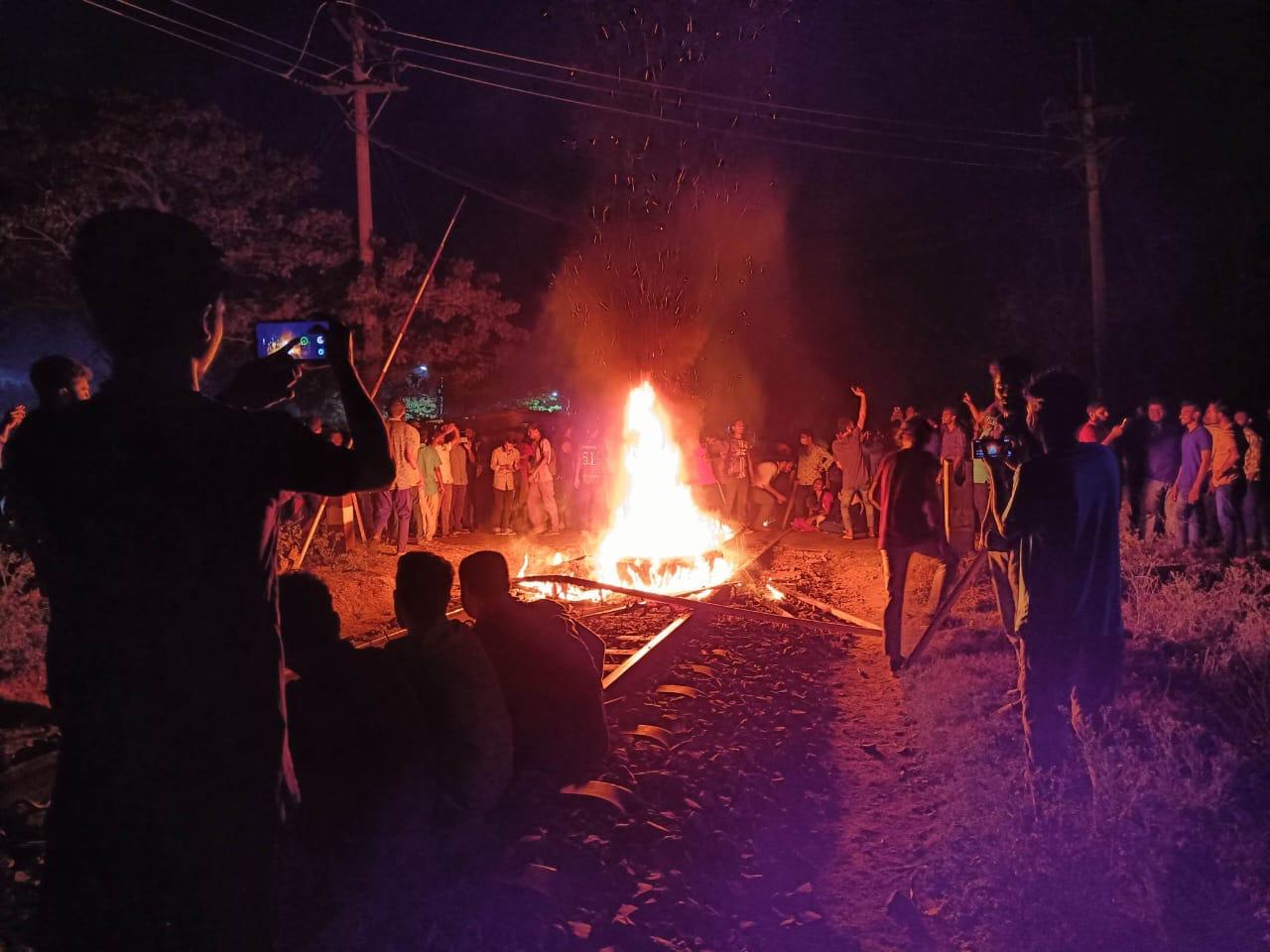 রেললাইনে রাবি শিক্ষার্থীদের আগুন, ঢাকা-রাজশাহী রেল যোগাযোগ বন্ধ