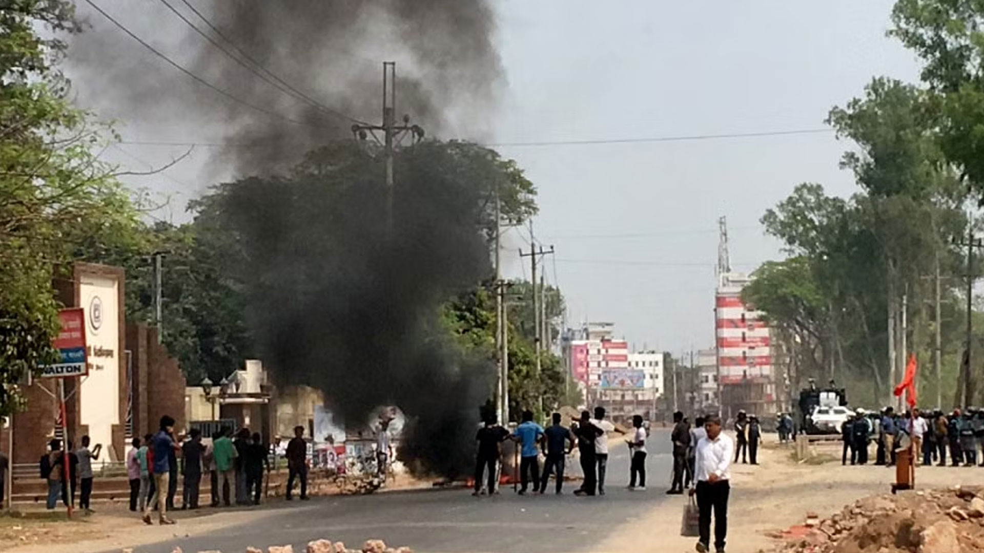 চোখে আঘাত পাওয়া রাবির ৩ শিক্ষার্থীকে ঢাকায় আনা হচ্ছে