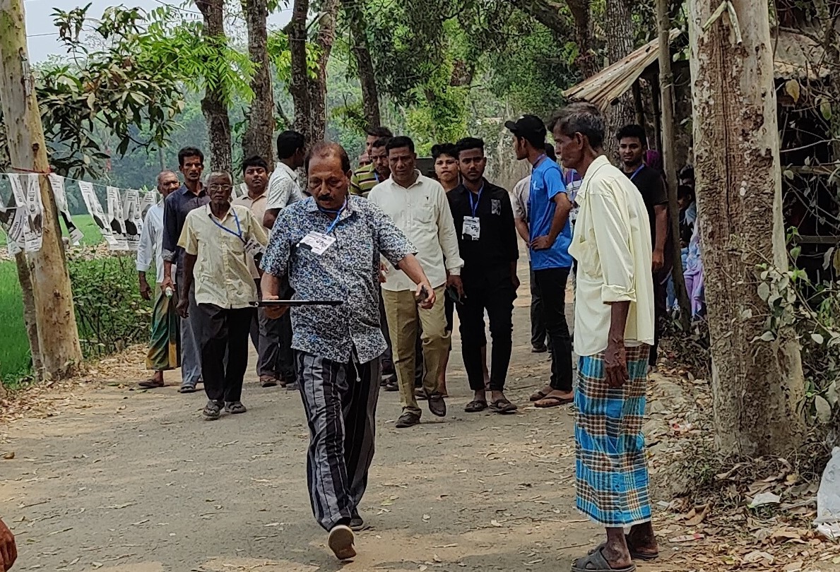 ইভিএম ভোটকেন্দ্রের বাইরে নিয়ে গেলেন আ. লীগ নেতা, ফেরত দিতে গিয়ে আটক