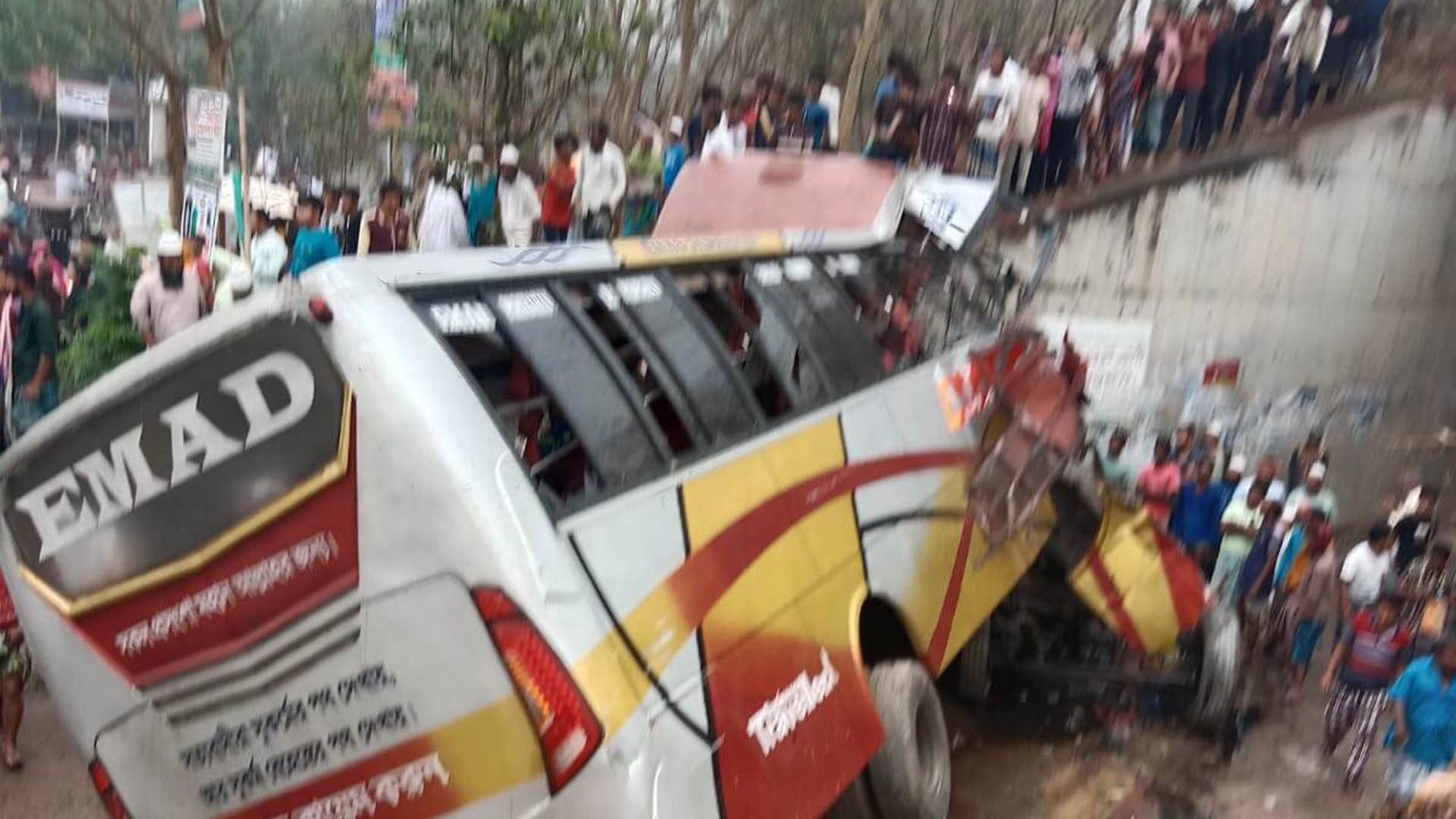 বেশি গতি ও চাকা বিস্ফোরণে শিবচরে বাস দুর্ঘটনা: তদন্ত কমিটি