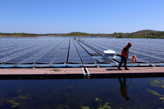 ভাসমান সোলার প্যানেল যেভাবে বিশ্বের বিদ্যুৎ সমস্যার সমাধান করতে পারে