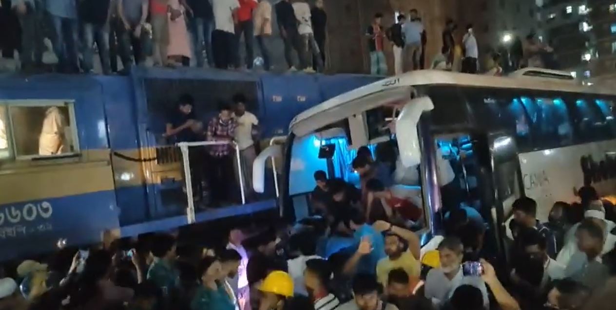 মালিবাগে ট্রেনের সঙ্গে বাসের সংঘর্ষ