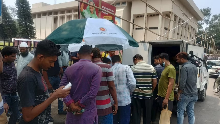 কম দামে ২০ পয়েন্টে মাংস-ডিম বিক্রি, মধ্যবিত্তের স্বস্তি