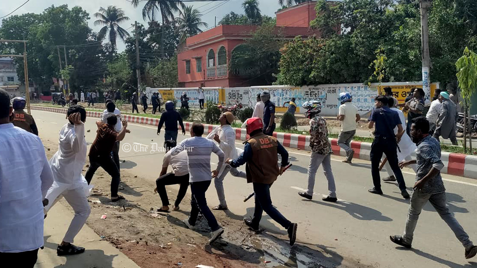 নাটোরে আ. লীগ-বিএনপি কর্মীদের ধাওয়া-পাল্টা ধাওয়া