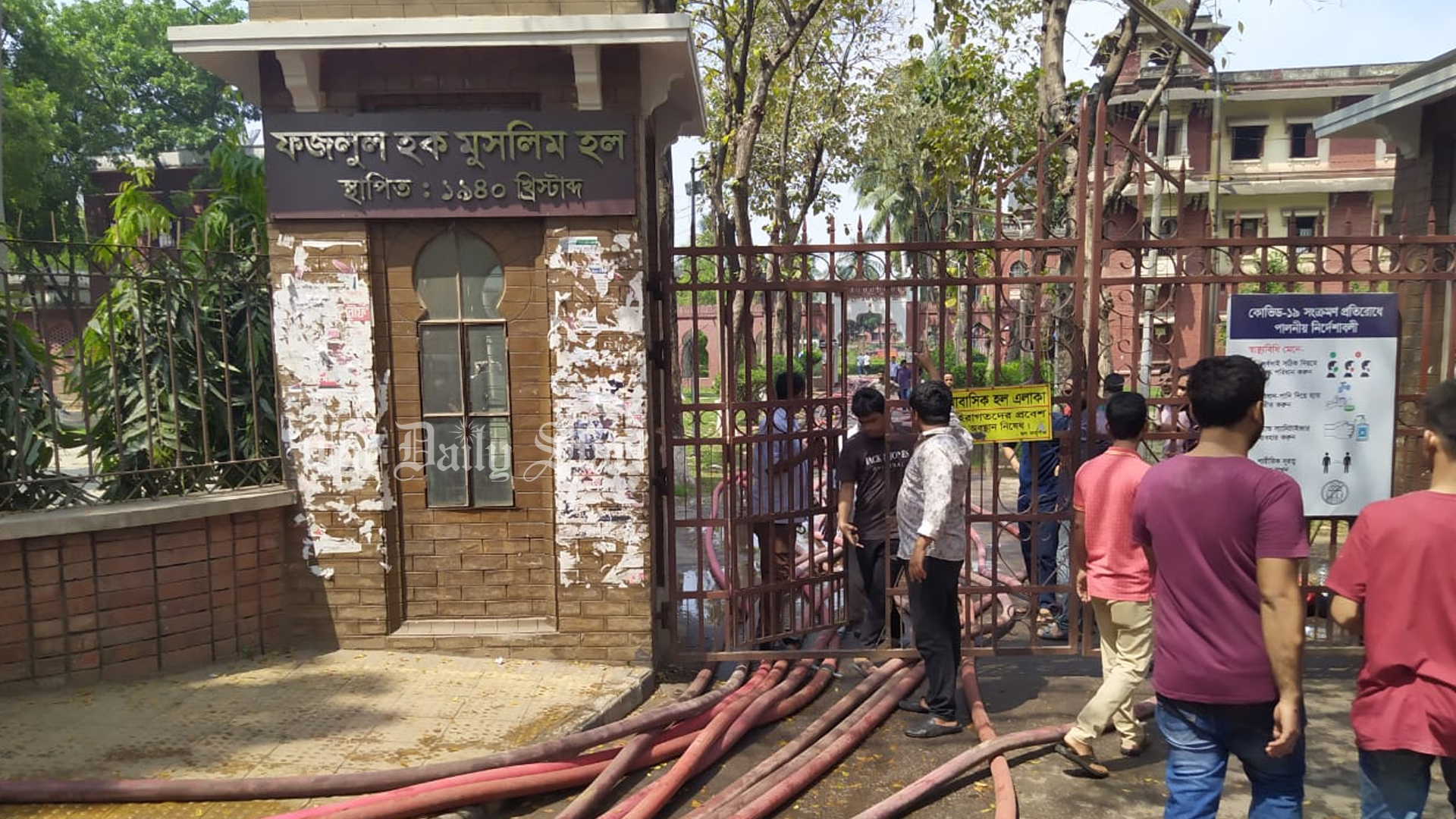 বঙ্গবাজারের আগুন নিয়ন্ত্রণে ঢাবির পুকুর থেকে পানি নিচ্ছে ফায়ার সার্ভিস