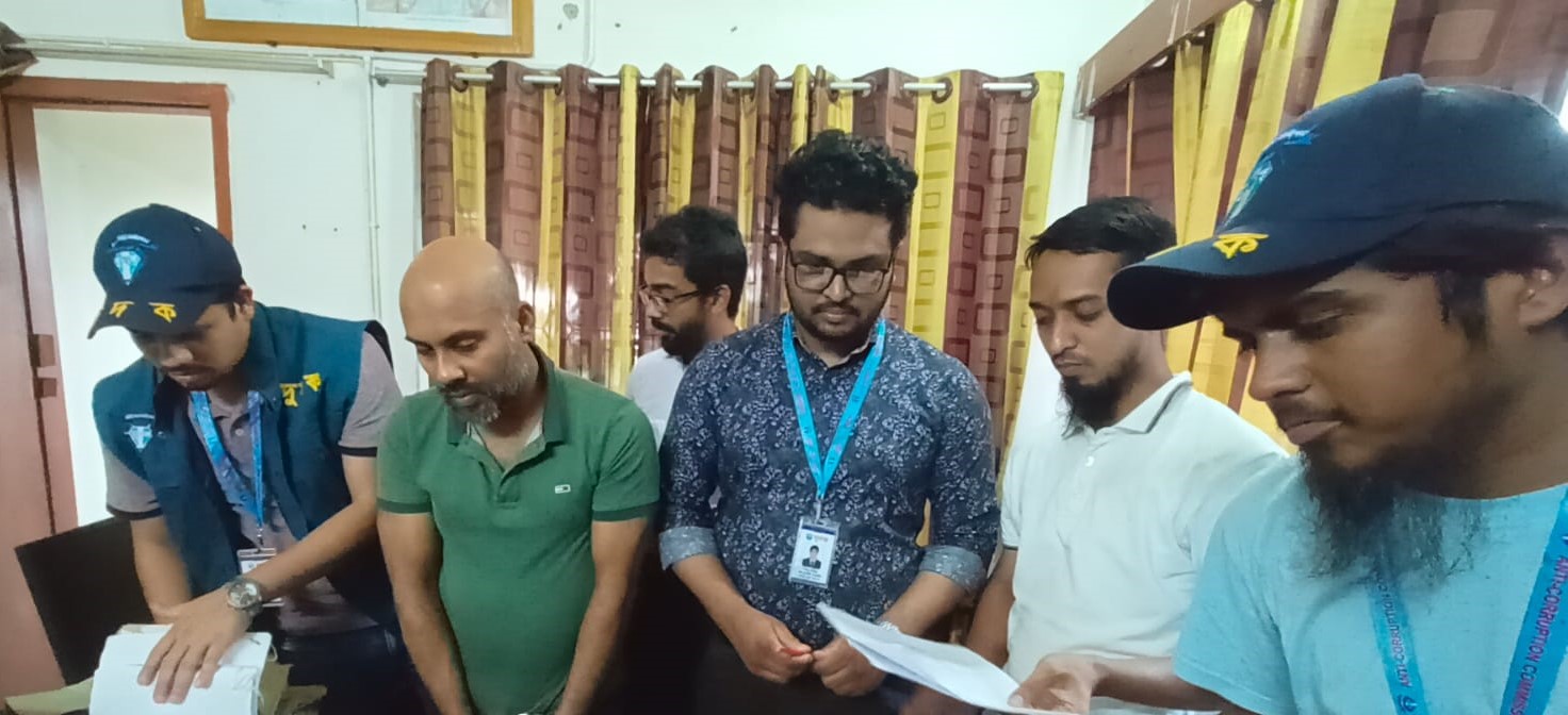 ঘুষ লেনদেনের সময় বিসিকের উপব্যবস্থাপক আটক