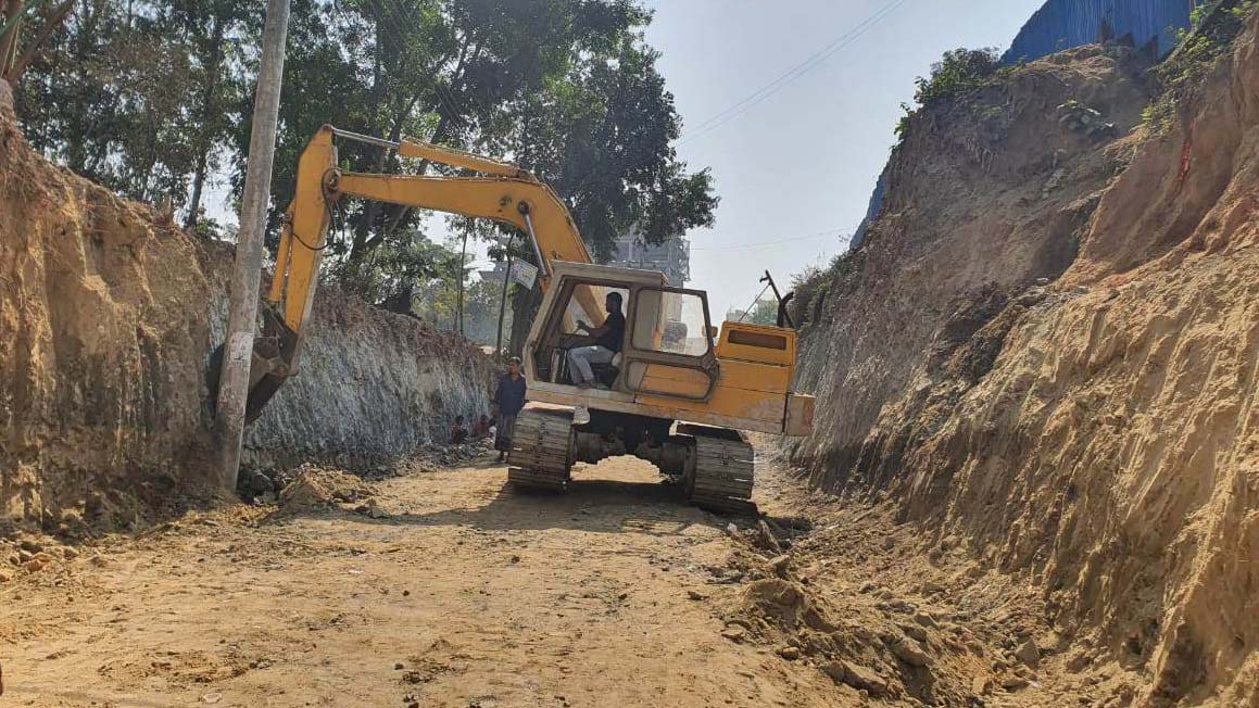 পাহাড় কাটায় চসিকের প্রকৌশলী, কাউন্সিলরসহ ৭ জনের বিরুদ্ধে মামলা