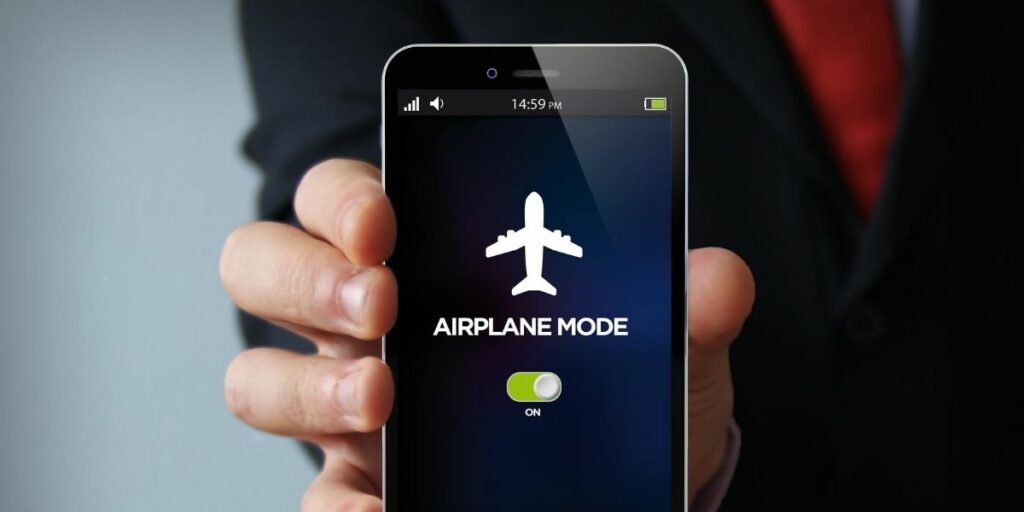 যে কারণে বিমানে স্মার্টফোন ‘ফ্লাইট মোডে’ রাখা হয়