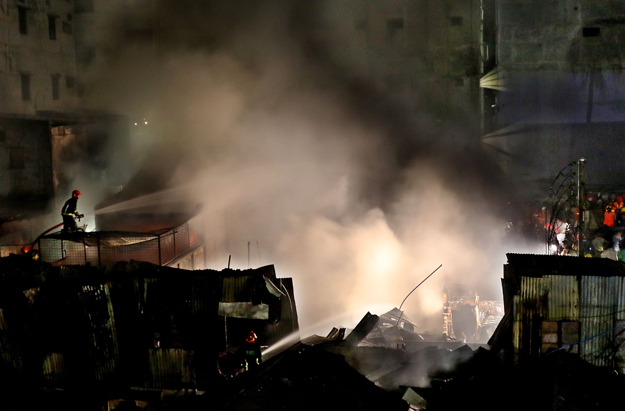 নবাবপুরের সুরিটোলায় গুদামে আগুন, ১৪ ইউনিটের চেষ্টায় নিয়ন্ত্রণে