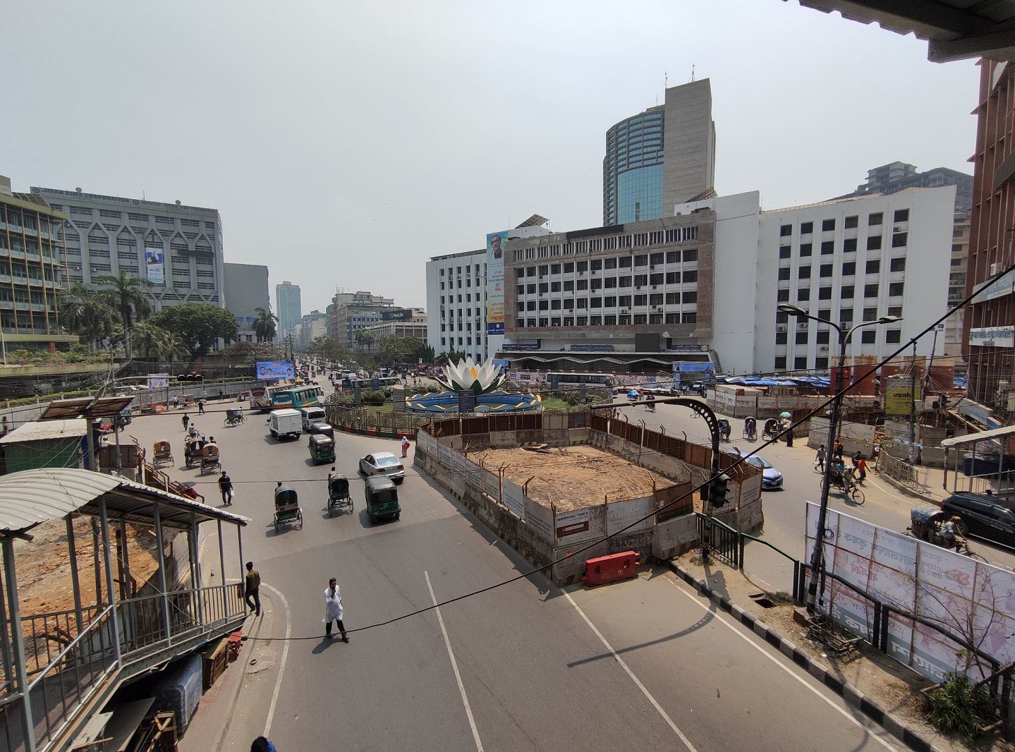 মঙ্গলবার ঢাকা ছেড়েছেন ১২ লাখ ২৮ হাজার সিম ব্যবহারকারী