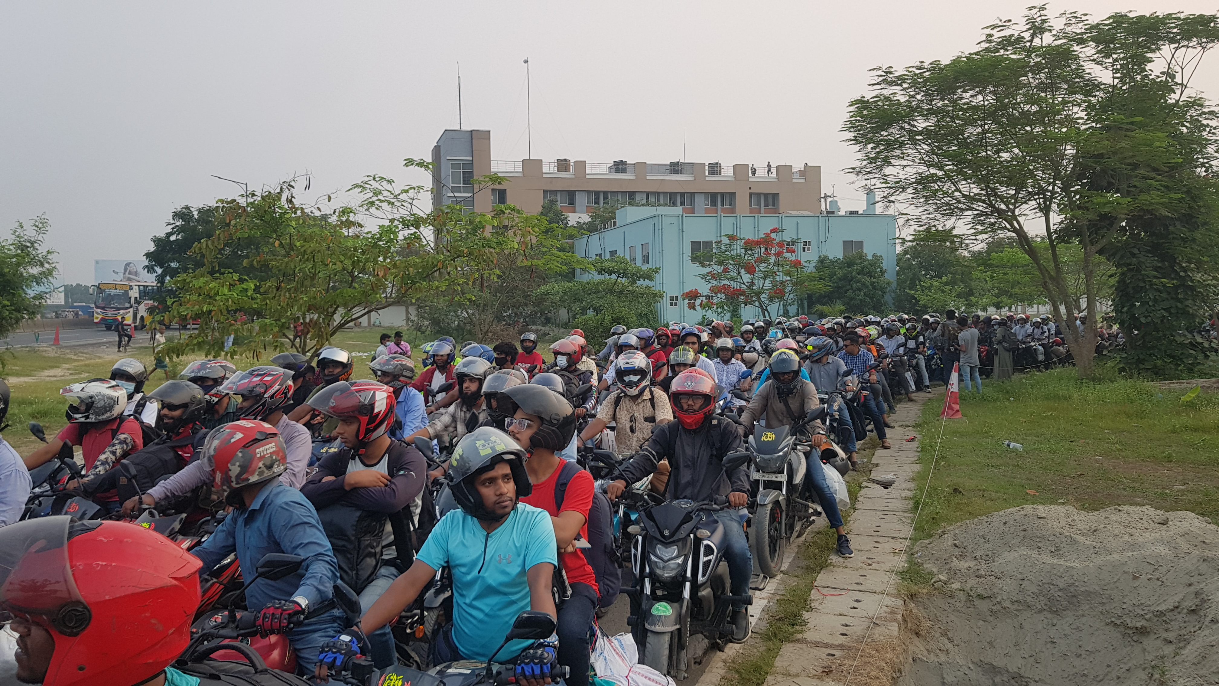পদ্মা সেতু দিয়ে ১২ ঘণ্টায় পার হয়েছে ৭ হাজার মোটরসাইকেল