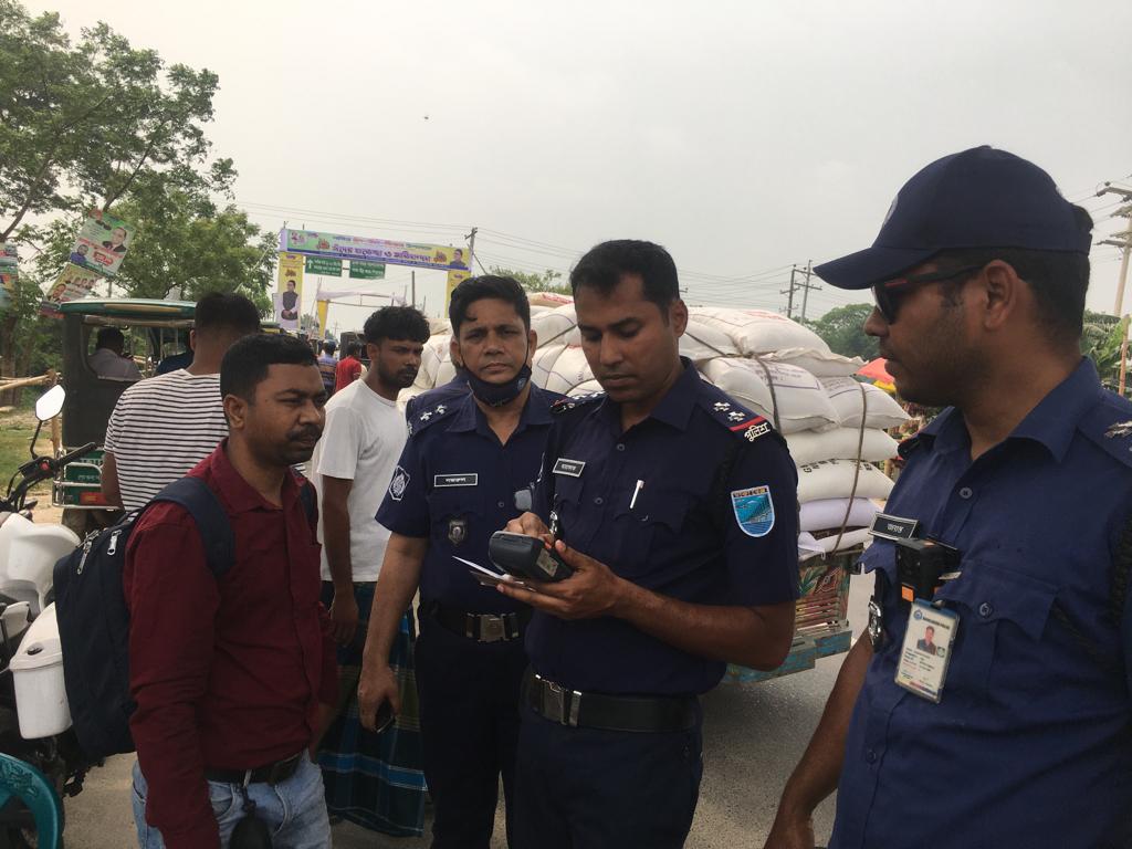 পদ্মা সেতুতে লেন না মানায় ৯ মোটরসাইকেল চালককে জরিমানা