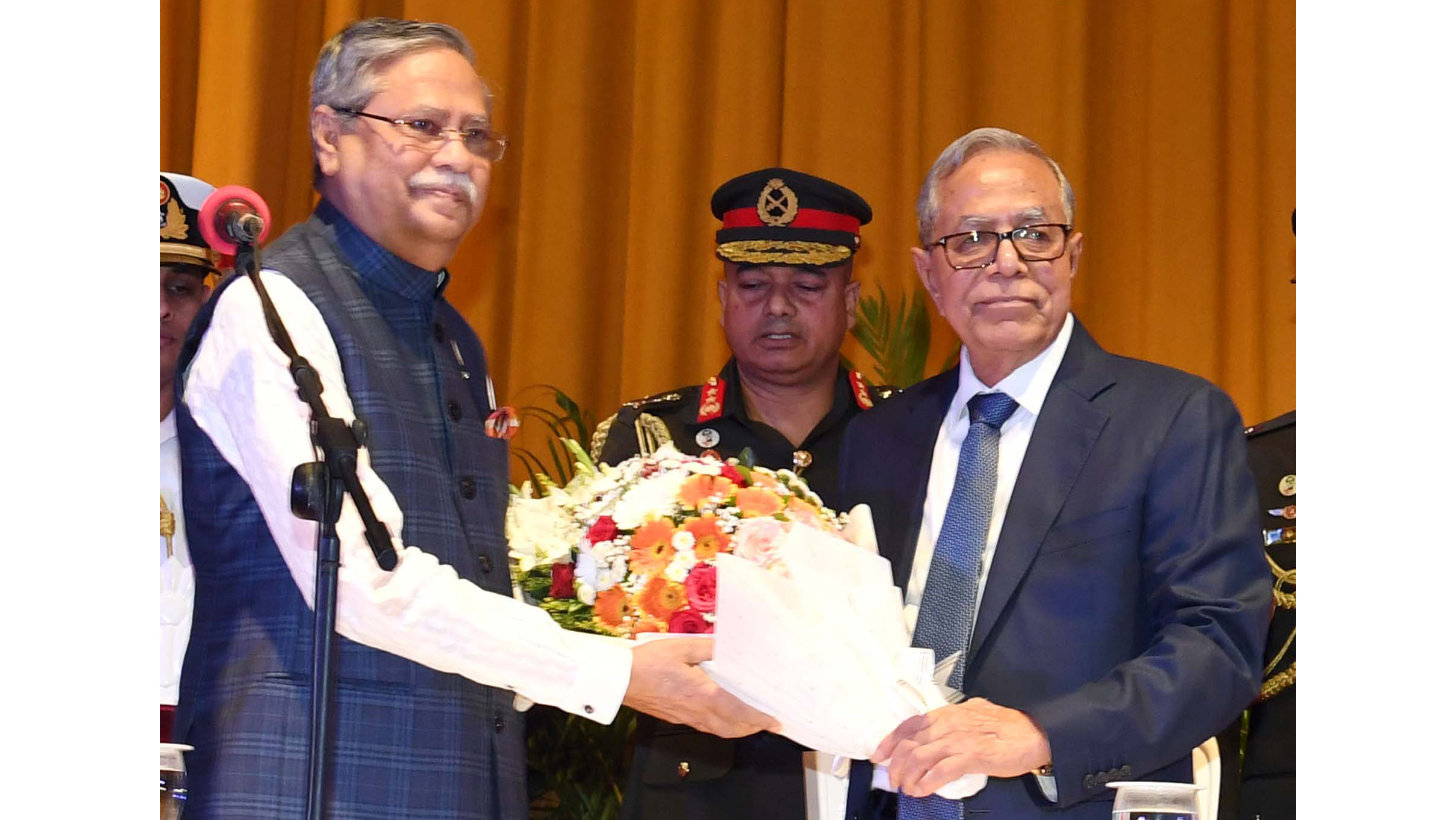 ৫২ বছরে প্রথম কোনো রাষ্ট্রপতিকে বঙ্গভবন থেকে আনুষ্ঠানিক বিদায়